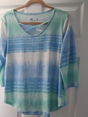 Palm Grove Size L 3/4 Sleeve Top.